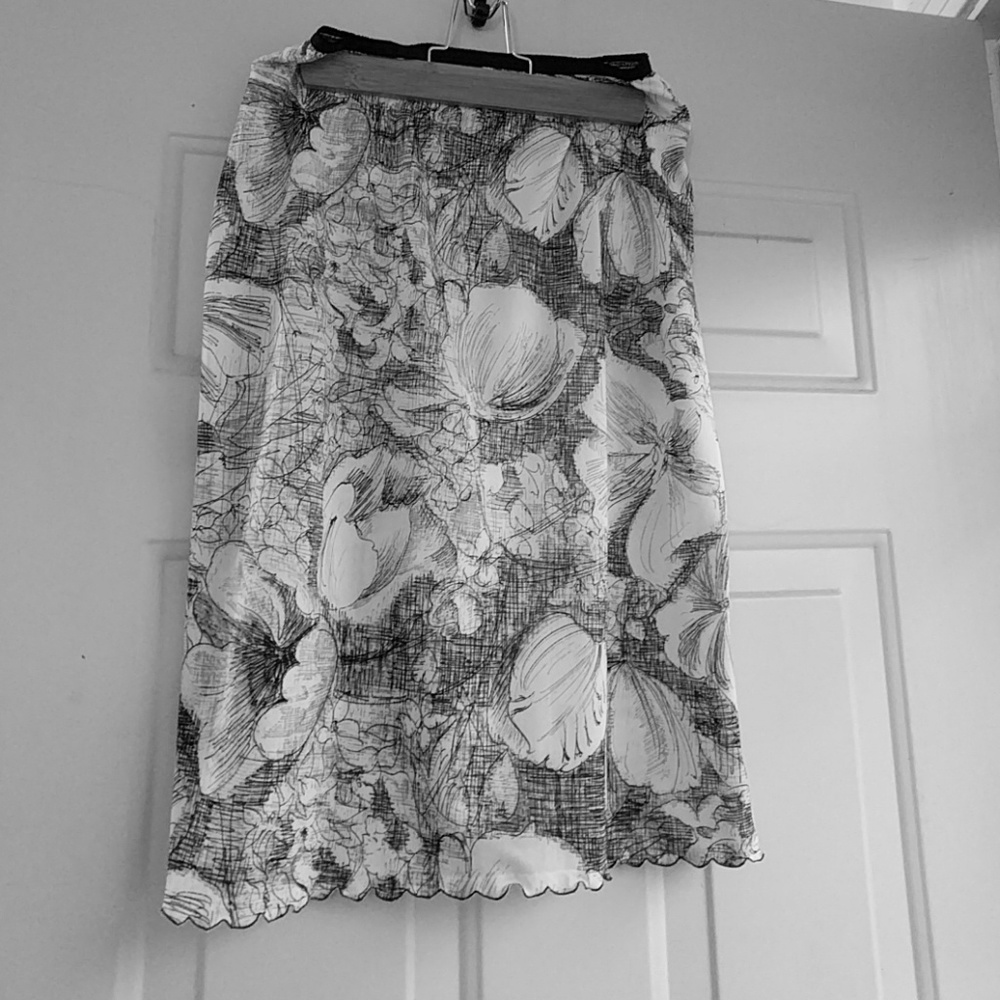 Vassarette black & white floral skirt